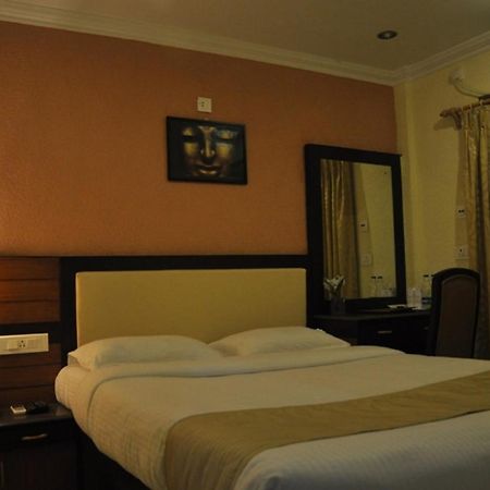 Moments Hotel Kolkata Bagian luar foto