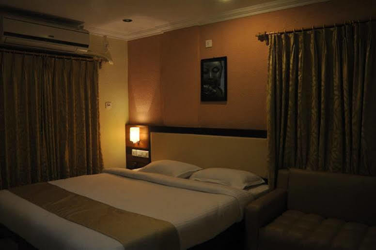Moments Hotel Kolkata Bagian luar foto