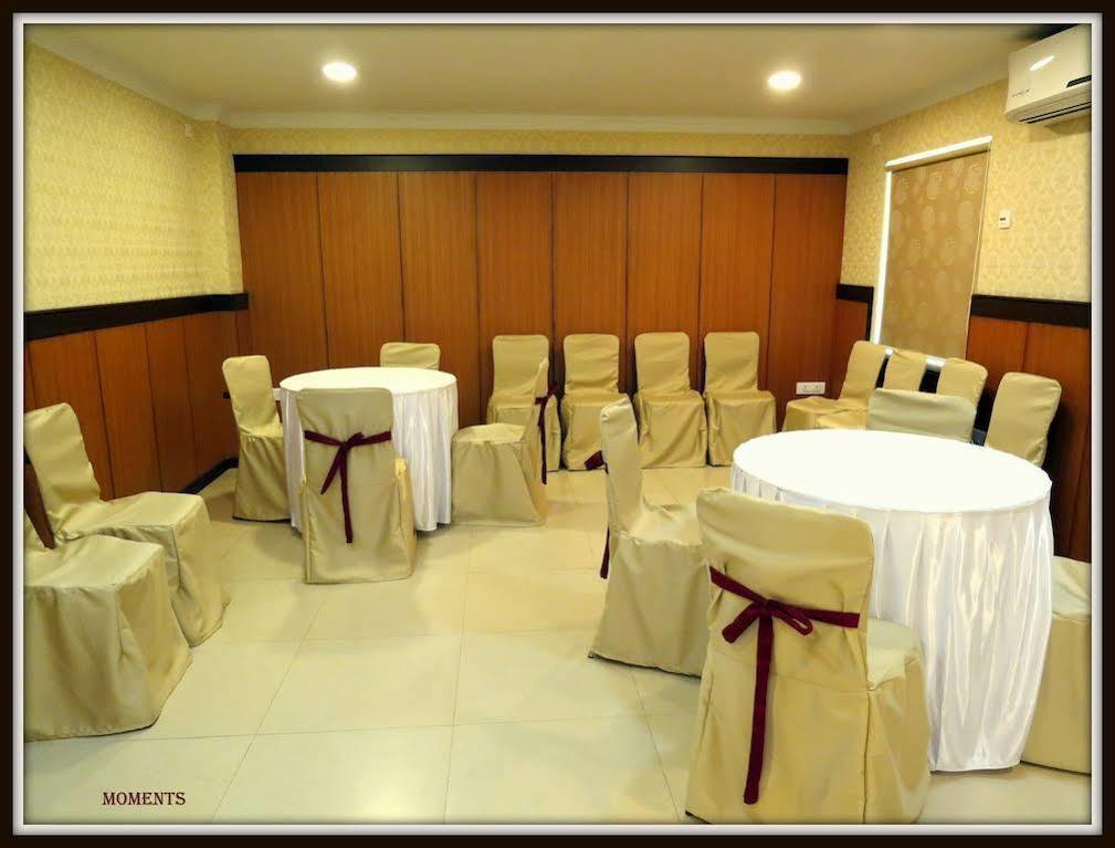 Moments Hotel Kolkata Bagian luar foto