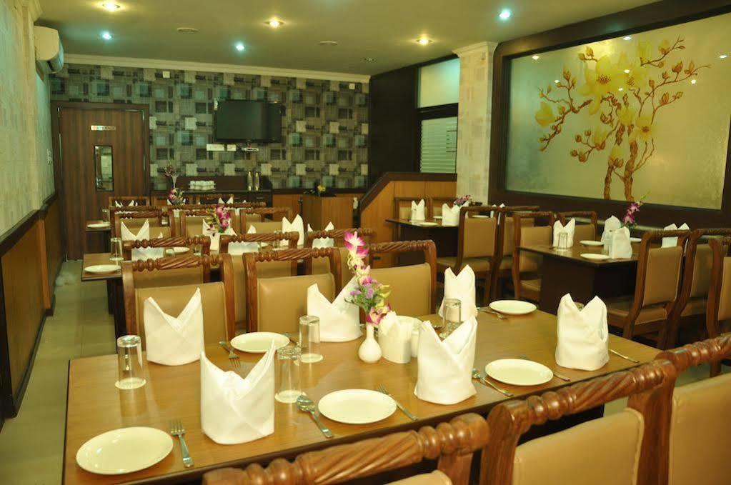 Moments Hotel Kolkata Bagian luar foto