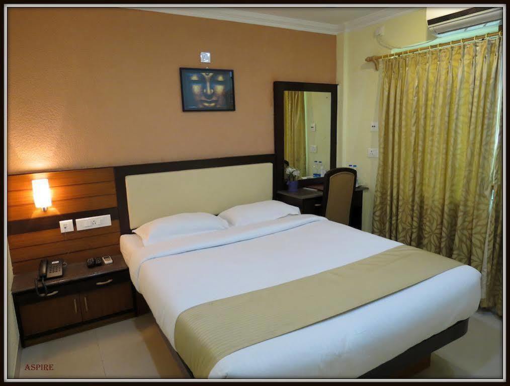 Moments Hotel Kolkata Bagian luar foto
