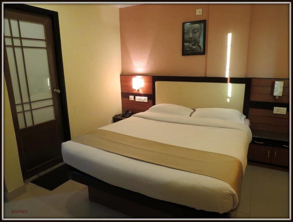 Moments Hotel Kolkata Bagian luar foto