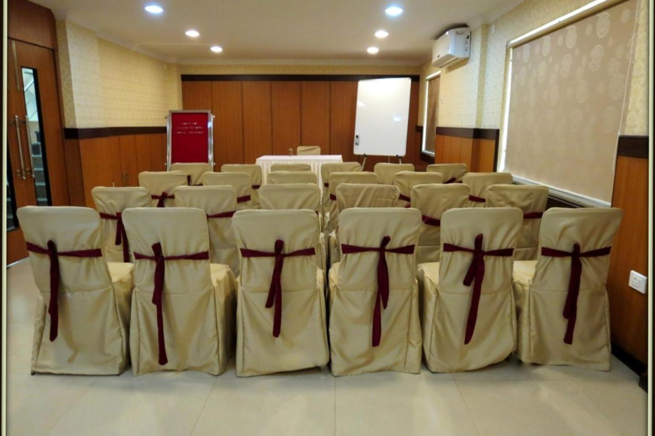 Moments Hotel Kolkata Bagian luar foto
